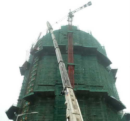 政和吊车在工地上作业